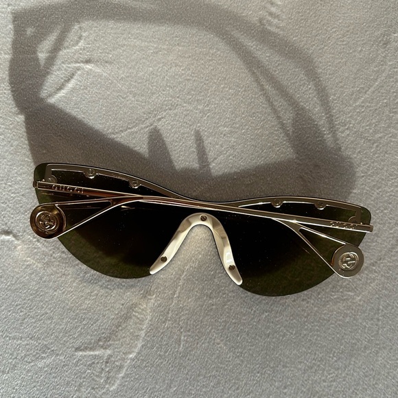 Gucci sunglasses and case - Picture 6 of 8